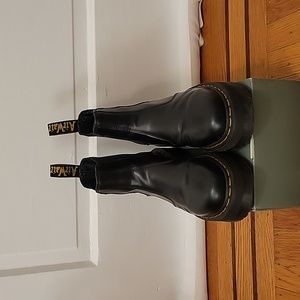 Dr. Martens 2976 SMOOTH LEATHER PLATFORM CHELSEA BOOTS Size 9